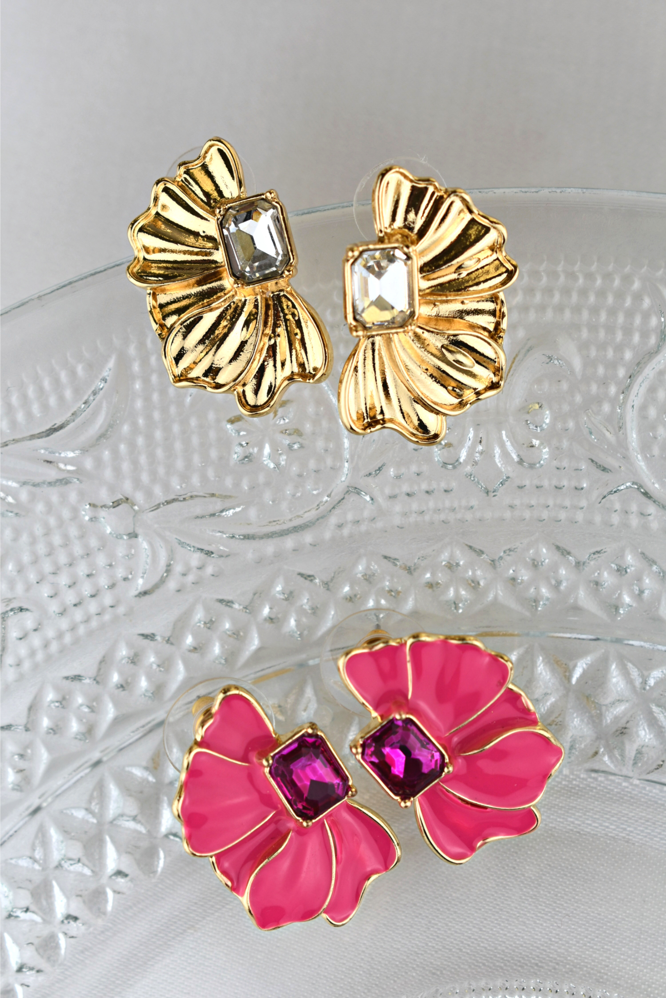 Pendientes media flor dorados fucsias