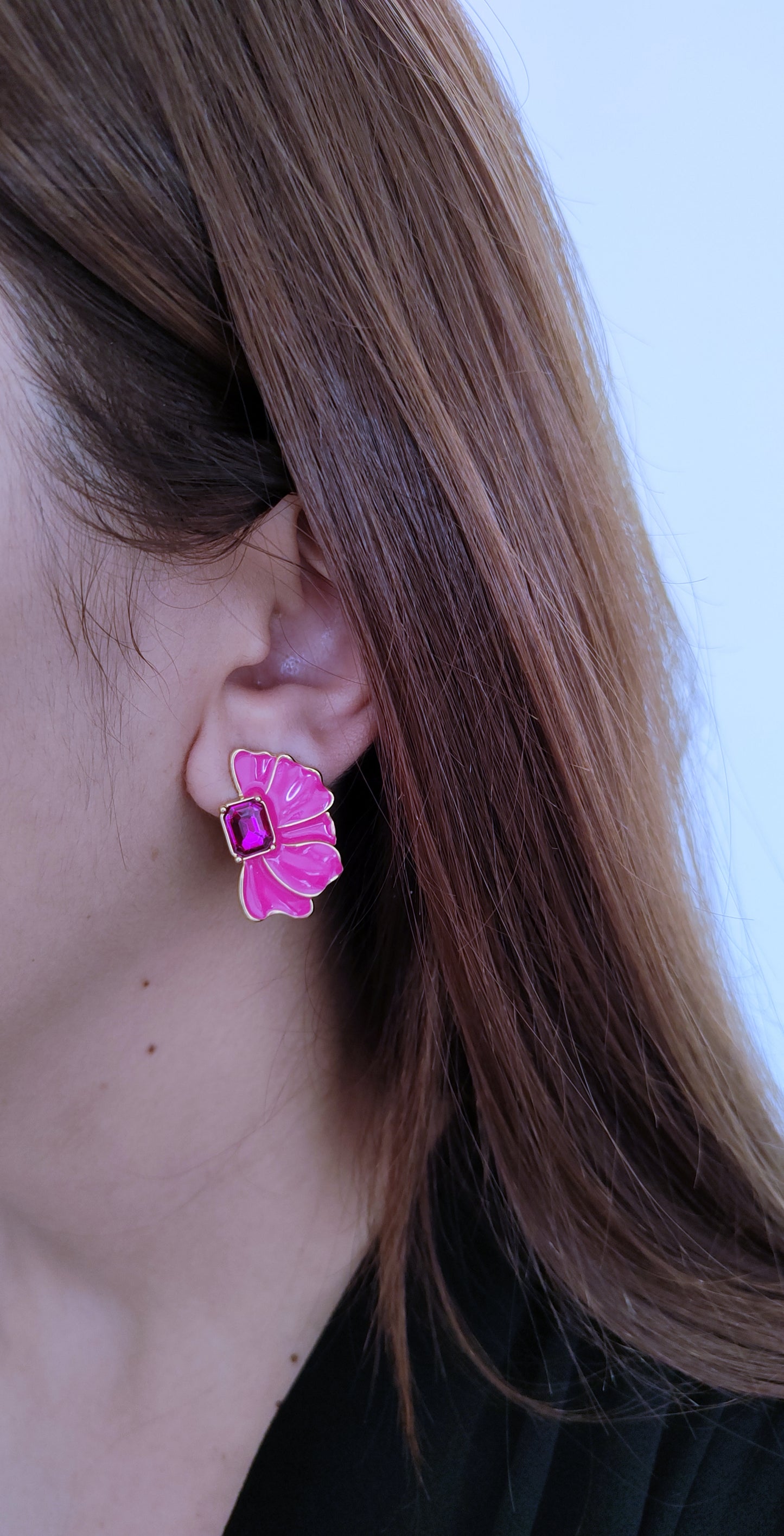 Pendientes media flor dorados fucsias